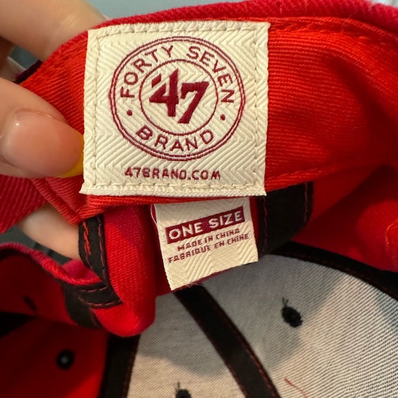 Red wings adjustable hat - Picture 3 of 3